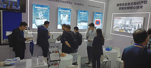 现场工作人员非常热情地为朋友们介绍了新产品的功能、特点和优势