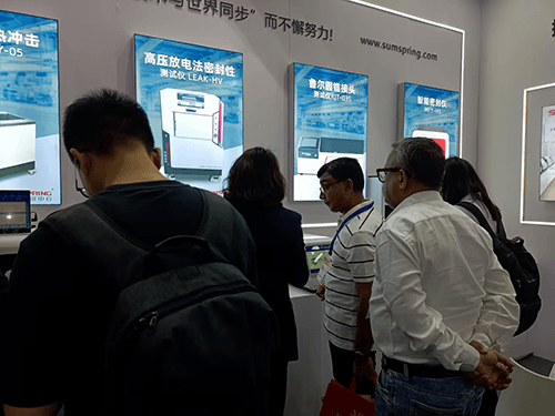 很多新朋友也被Sumspring三泉中石的产品所吸引，来到展台前进行咨询和交流